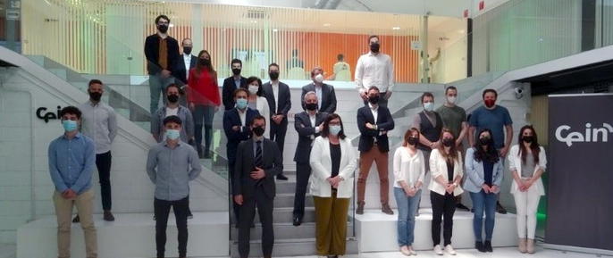 Fotografía de interior donde salen de pie varias personas