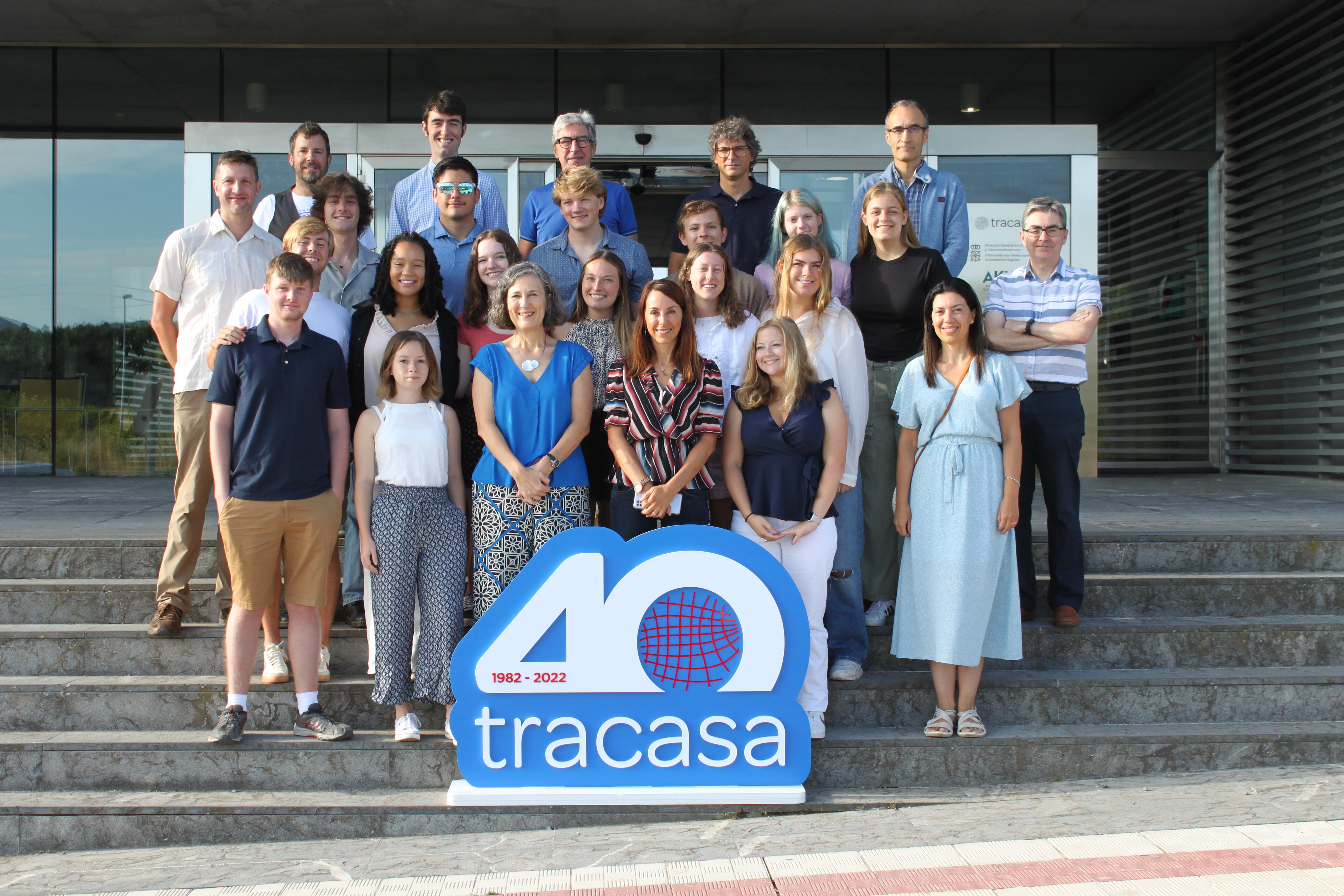 Fotografía de varias personas en las escaleras de entrada al edificio de Tracasa
