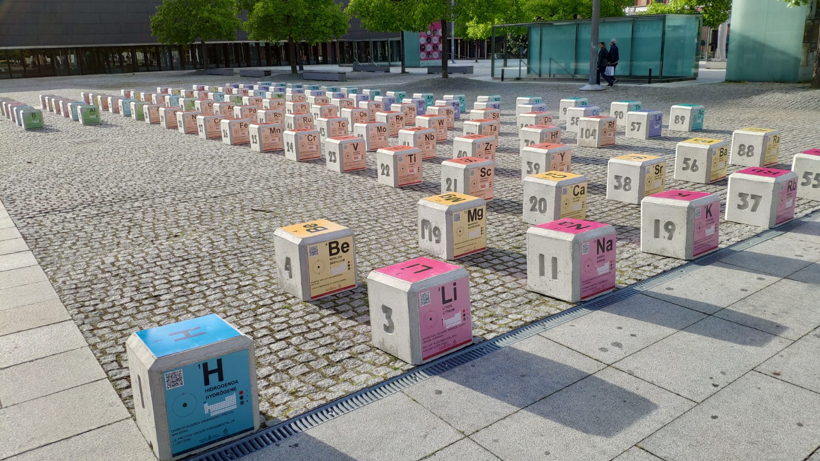 Fotografía de la instalación de la tabla periódica en la Plaza de Baluarte