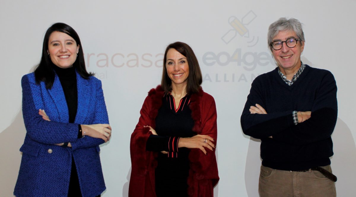 Fotografía de Beatriz Basterra, responsable comercial y de Desarrollo de Negocio Internacional de Tracasa Global; Mar González, consejera delegada de Tracasa Global; y Moisés Zalba, director de Operaciones de Tracasa Global.