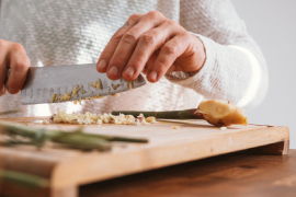 Una persona preparando la comida en la cocina