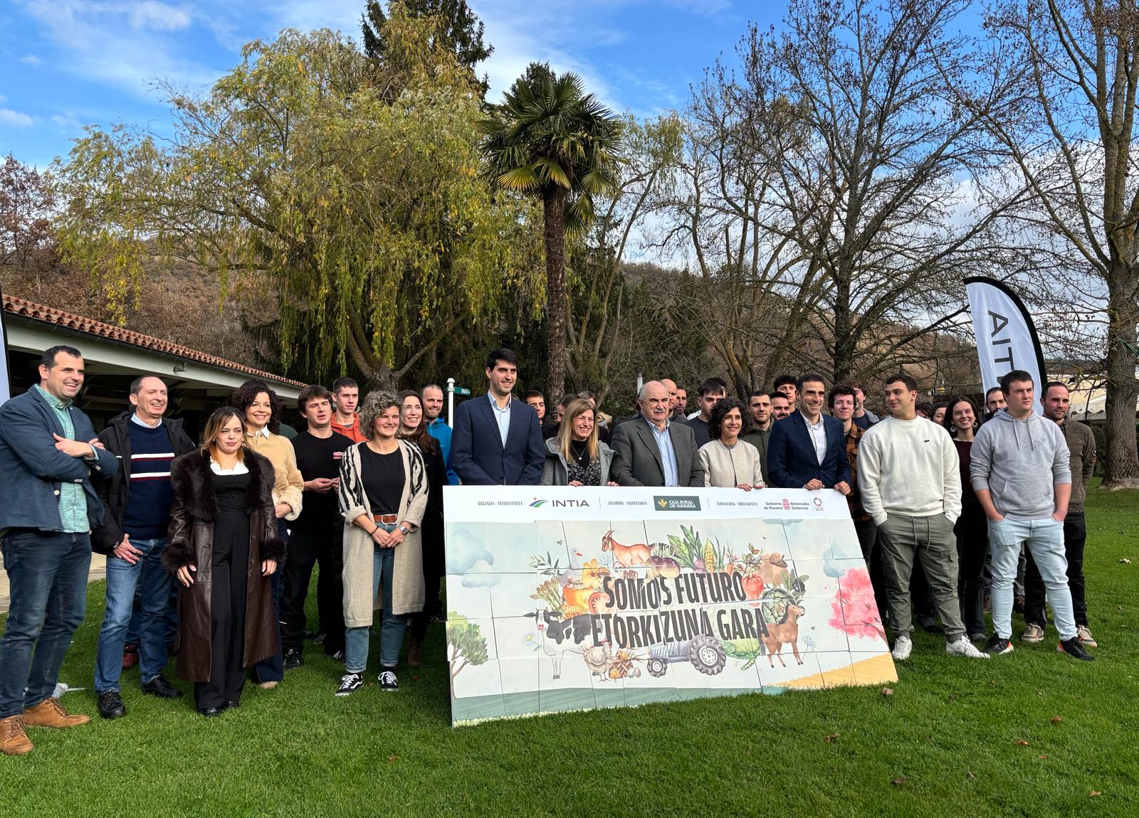 Fotografía en la que aparecen varías personas tanto responsables de la formación como alumnado