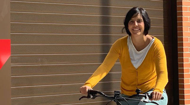 Fotografía exterior  de una chica montada en una bicicleta.