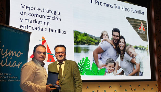 El gerente de Sendaviva, Rubén González, recoge el premio de manos del vicepresidente de la Federación Española de Familias Numerosas, José Manuel Trigo.  FOTOGRAFÍA CEDIDA