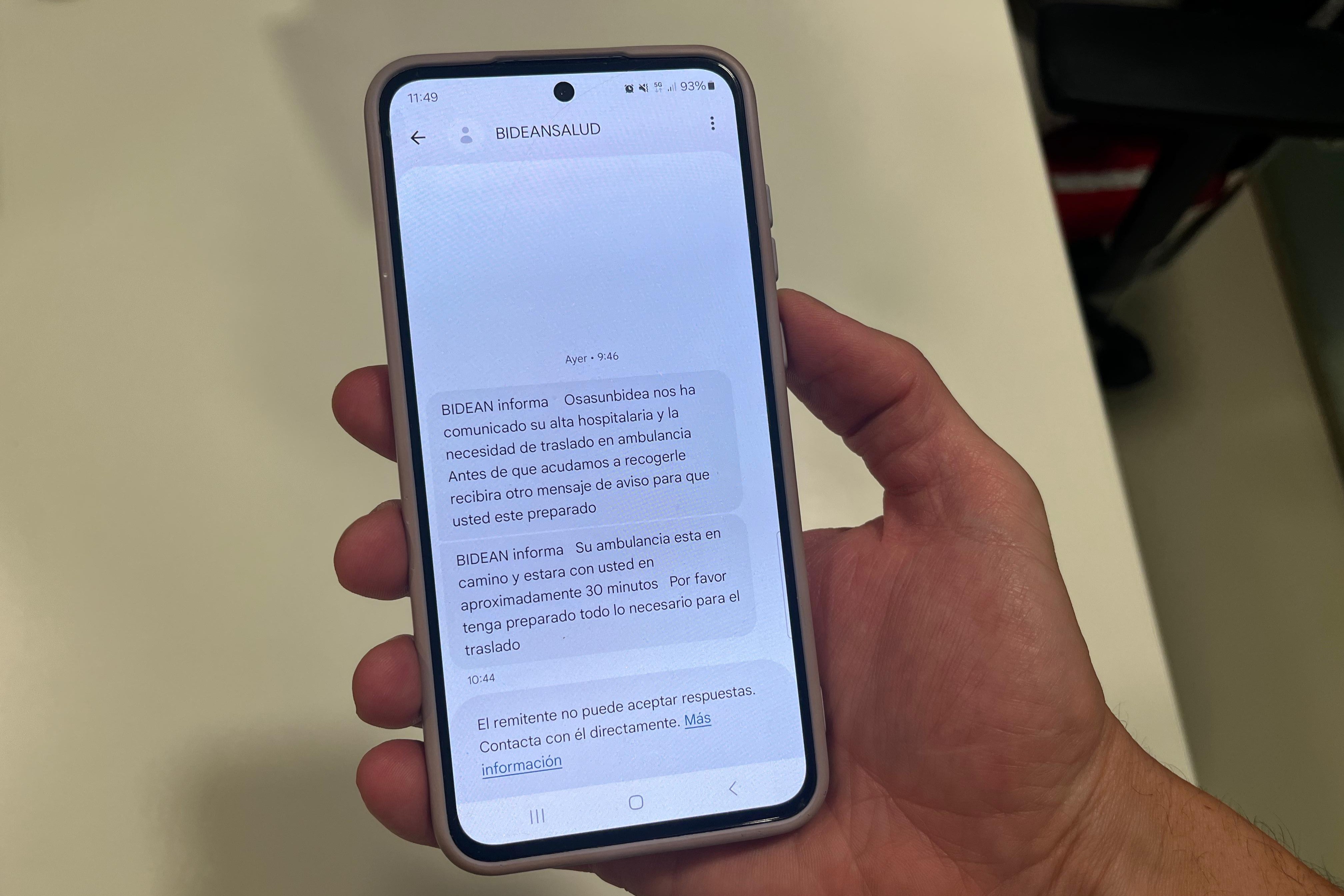 Imagen de un teléfono con un ejemplo de los avisos