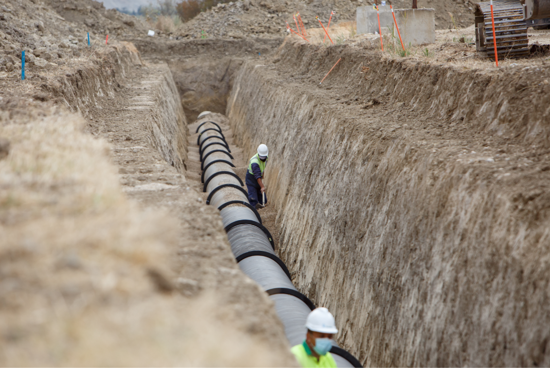 Fotografia de dos operarios trabajando en la construcción del Canal de Navarra