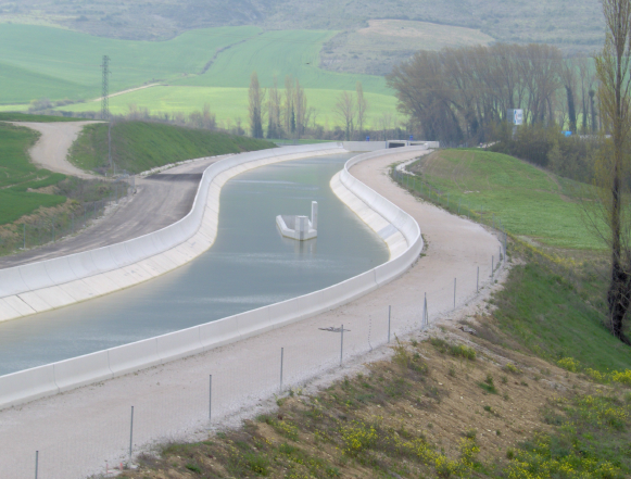 Fotografia de un tramo del Canal de Navarra