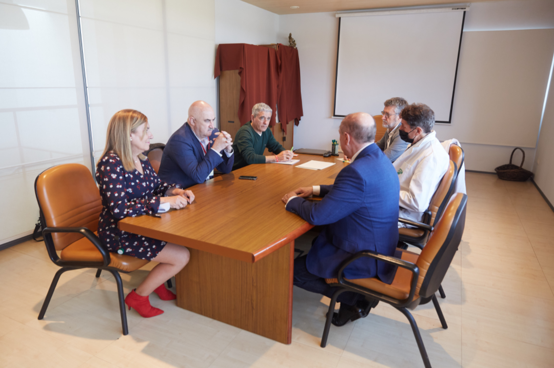 Fotografia durante la reunión mantenida por represantes del Gobierno de Navarra y de la empersa Aceites Urzantes