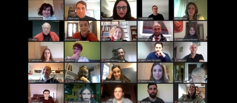 Fotografía de un pantallazo de una videollamada en la que aparecen treinta personas