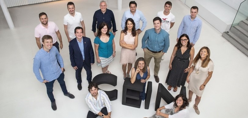 Fotografía interior de varias personas de pie