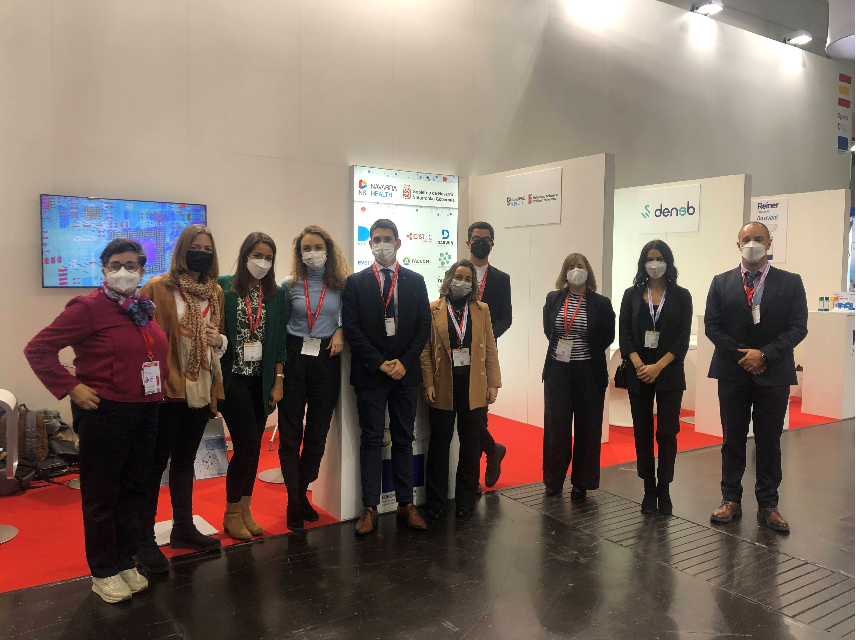 Fotografía de varios participantes durante la Feria Medica