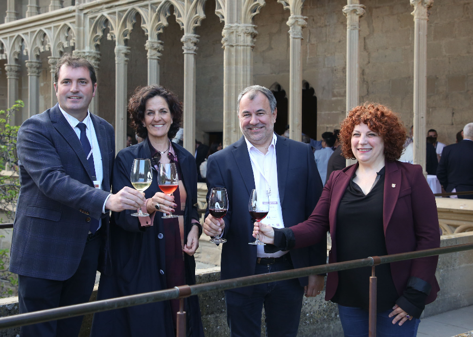Fotografia de un brindis entre el presidente de la D.O. Navarra, David Palacios; la consejera Itziar Gómez; el presidente del Consejo Interprofesional de vinos de Roussignol Stephane Zanella; y la alcaldesa de Olite, Maite Garbayo.