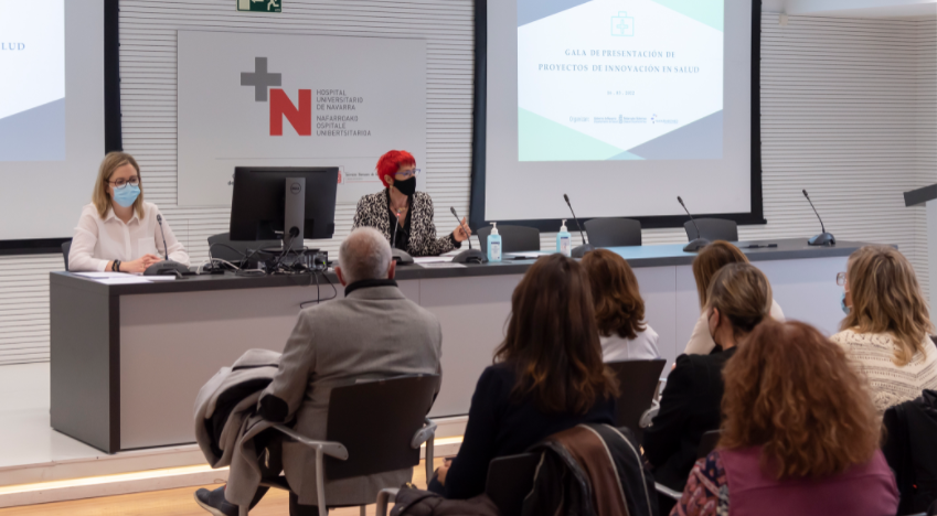 Fotografia de la Consejera de Salud y la esponsable de la Unidad de Innovación de Navarrabiomed durante la presentación