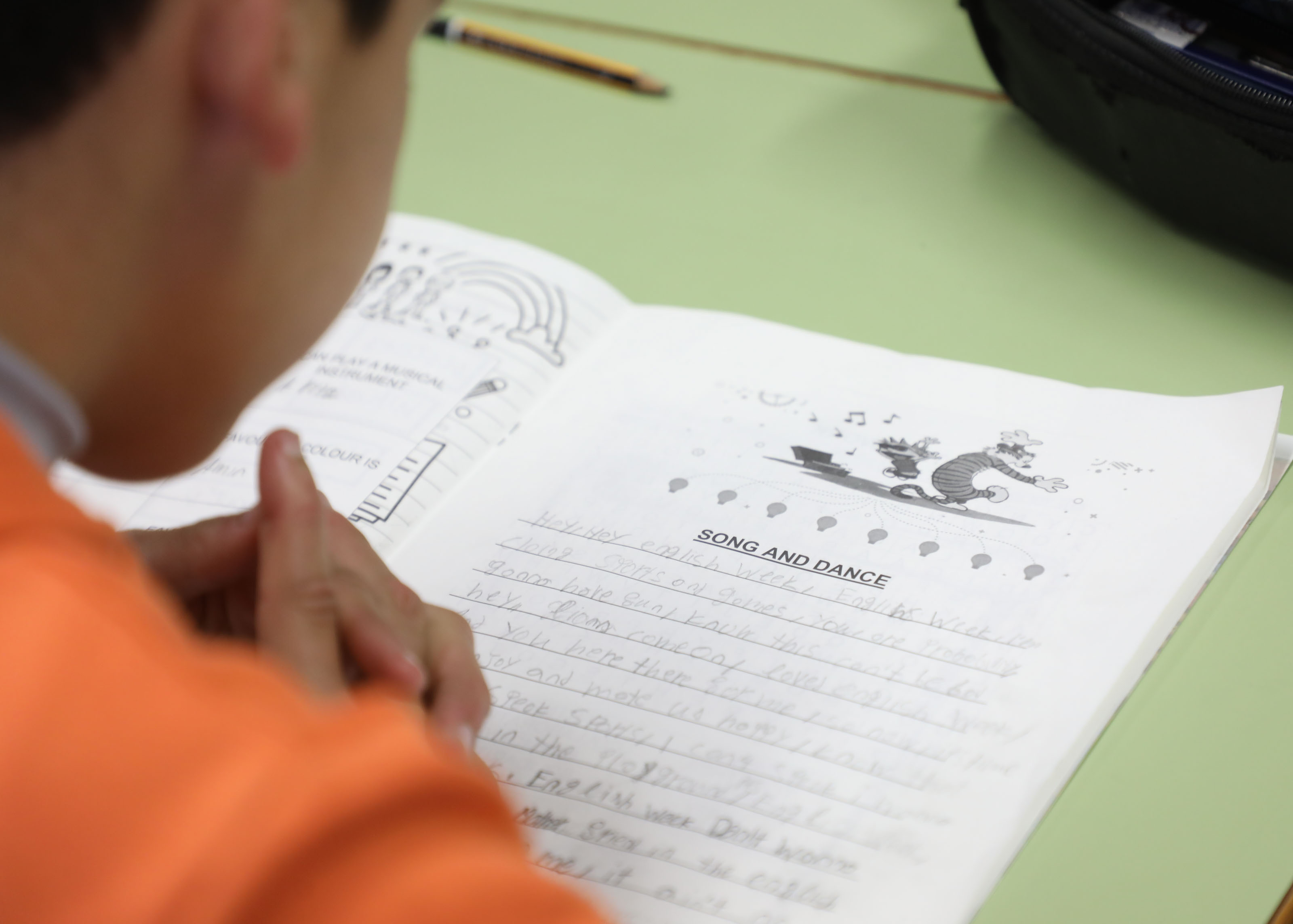 Niño realizando una actividad en un cuadernillo en inglés