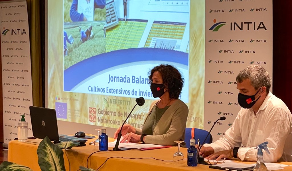 Foto de la consejera Gómez y Jesús Goñi sentados en una mesa y con una pantalla detrás para la proyección de los resultados