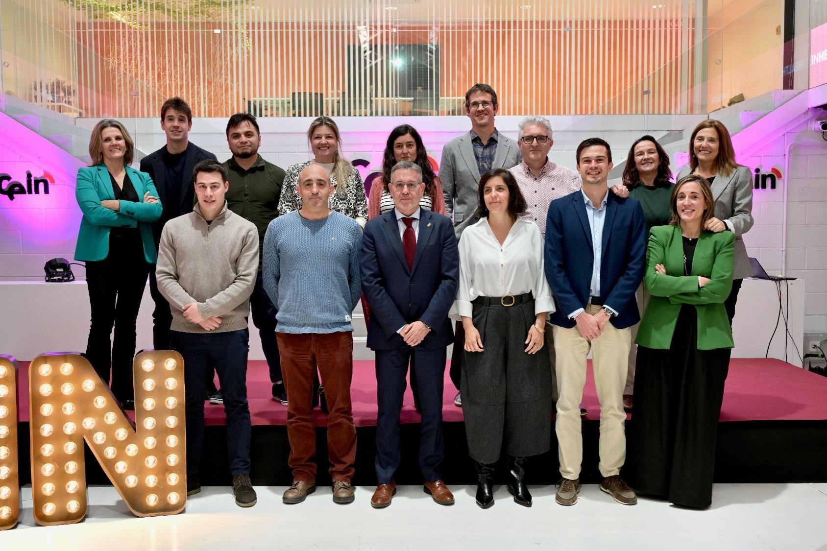 Fotografía de los responsables con los participantes de los proyectos en la entrega de premios