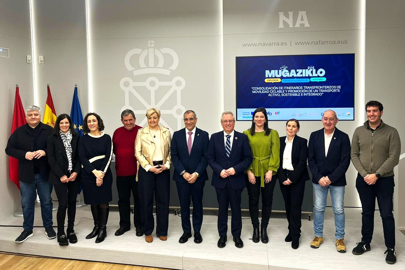 Once personas posando en un encuentro entorno al proyecto