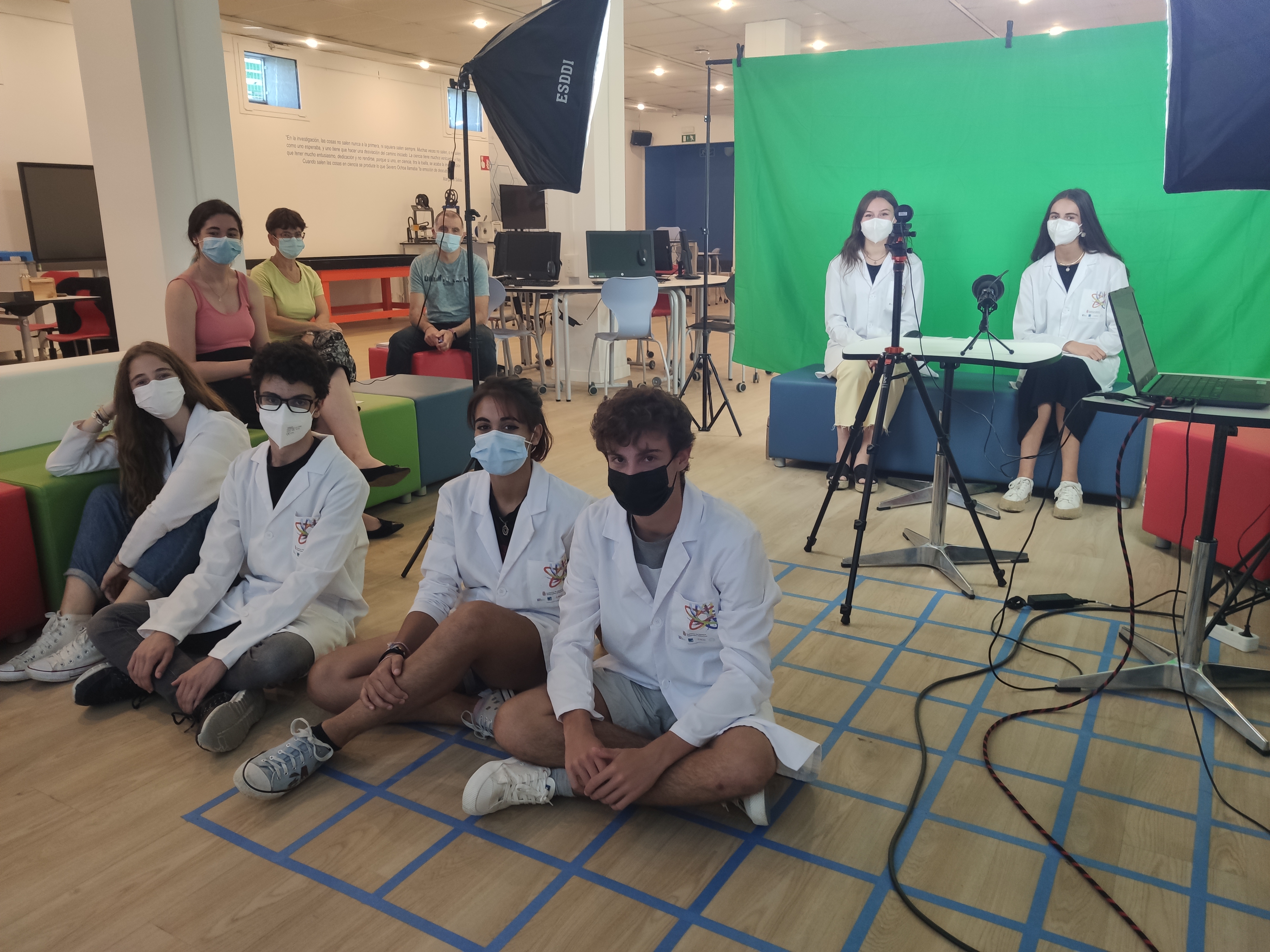 Fotografía de varios alumnos sentados en un aula.
