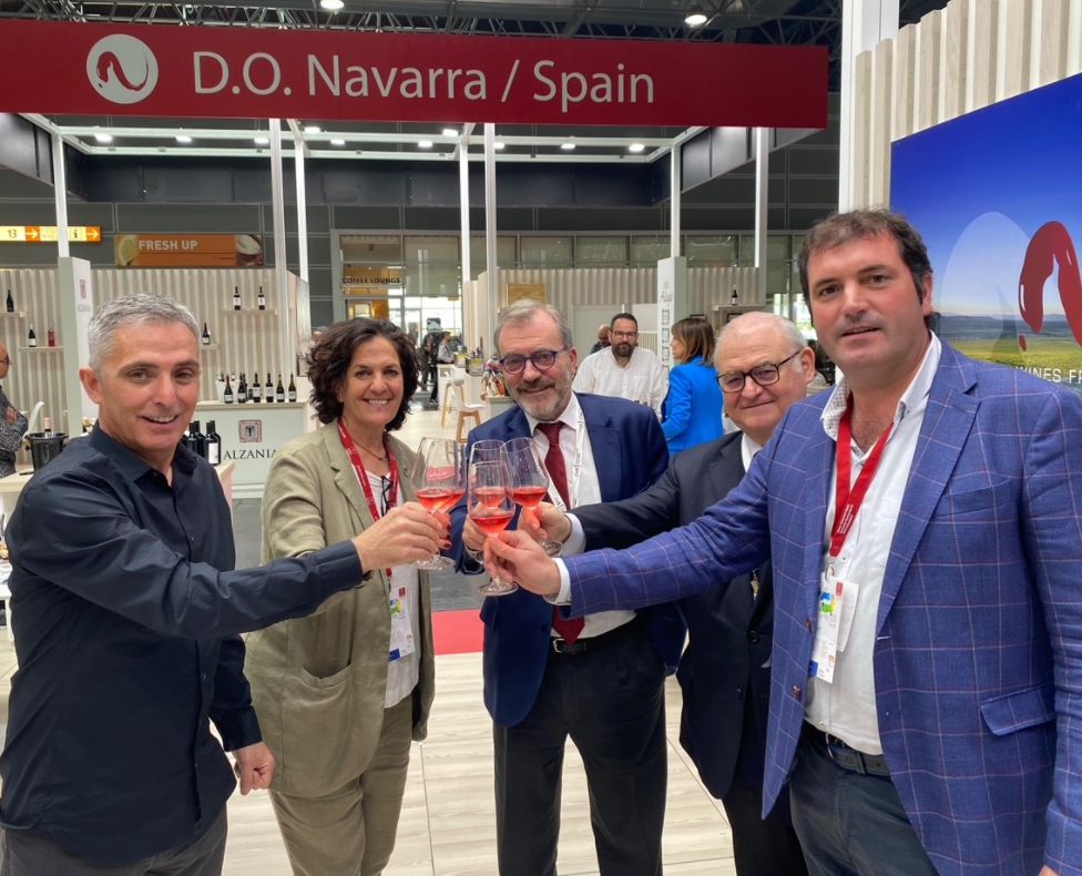 Fotografia de la consejera Gómez, con autoridades y representantes de las bodegas 