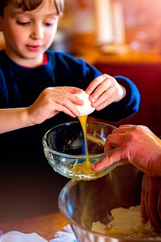 Un niño cocinando