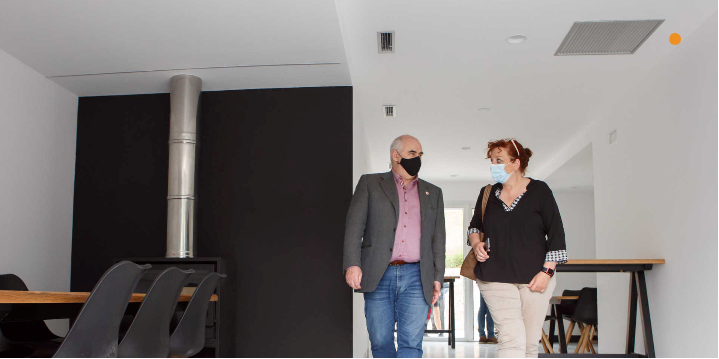 Fotografía de una mujer y un hombre en las dependencias del centro de emprendimiento 