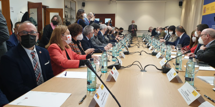 Fotogracia de las personas asistentes durante la reunión.