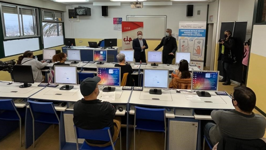 Fotografia del aula en el inicio de los cursos de competencias digitales