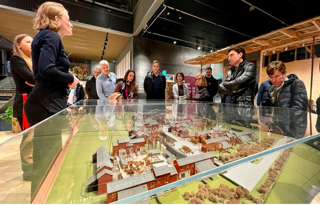Fotografía de varias personas durante la visita al Centro Danés de Arquitectura en Copenhague