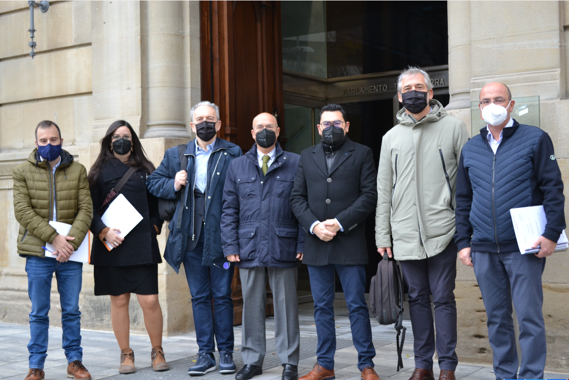 Fotografía de varias posando frente a la puerta del parlamento
