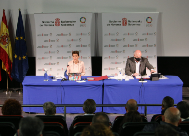 Fotografia de María Chivite junto a José Mª Aierdi durante un momento de la comparecencia