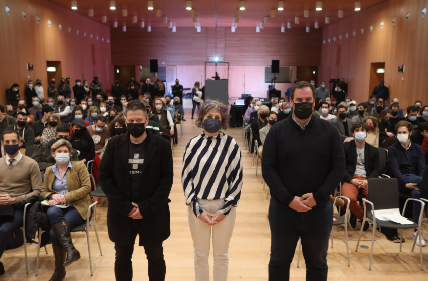 Fotografia de la consejera junto a dos responsalbles del proyecto