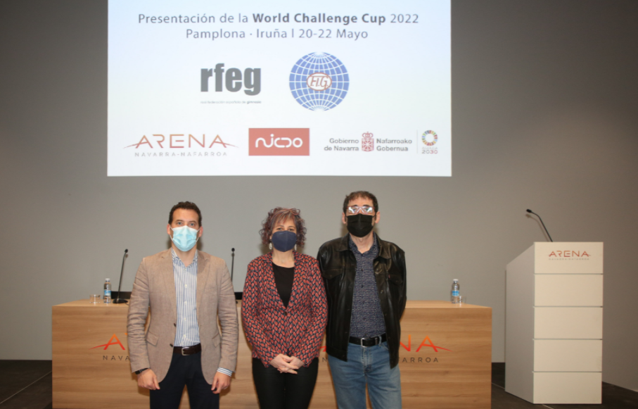 Fotografia de esús Carballo, Rebeca Esnaola y Josu Ros, momentos antes de comenzar la rueda de prensa