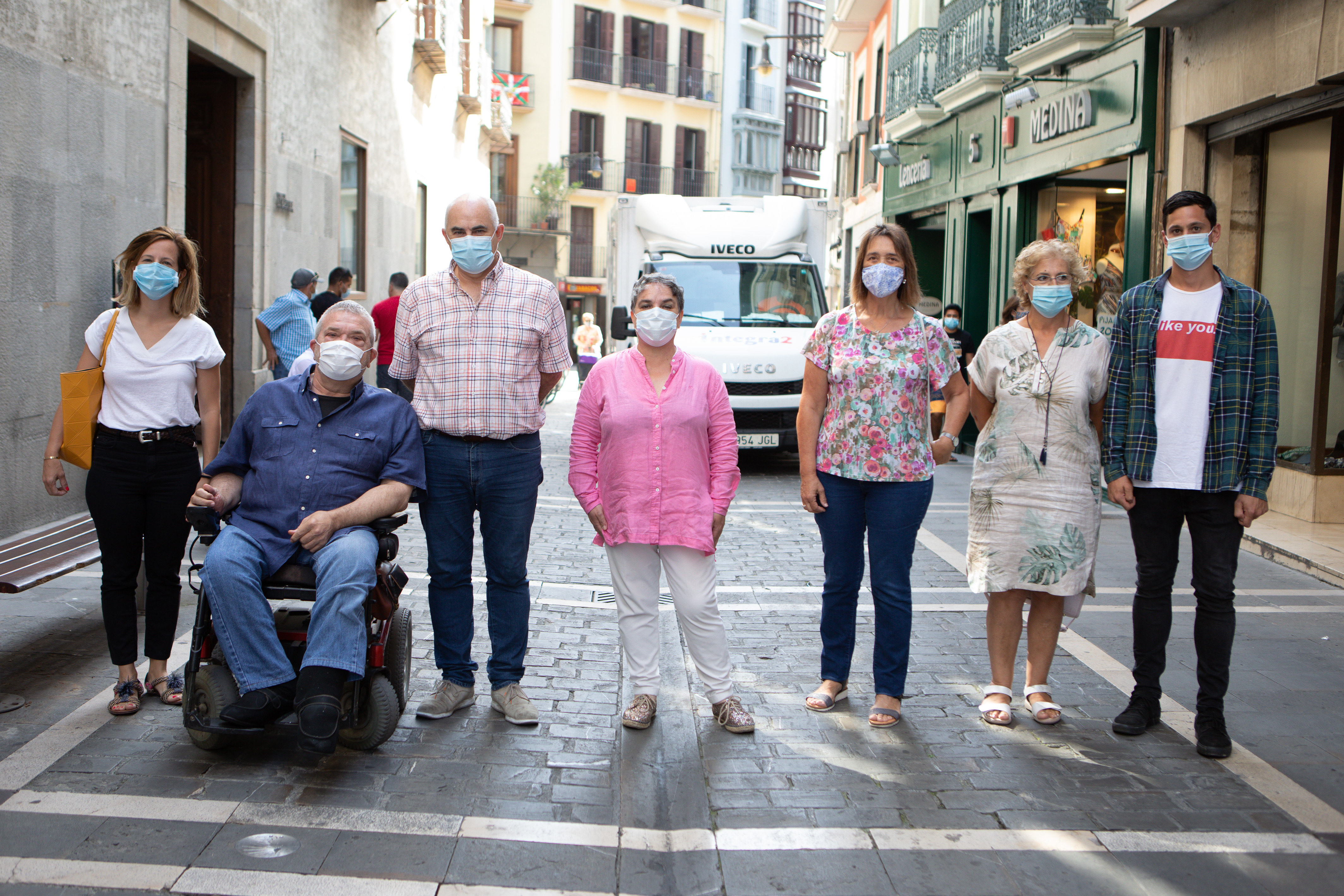 Fotografía de las autoridades que han acudido al piso cedido por Nasuvinsa a la Fundación París 365