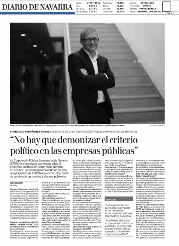 Fotografía del pantallazo de la noticia en la edición impresa del Diario de Navarra donde se ve a Francisco Fernández la pie de unas escaleras, sonriente y brazos cruzados.