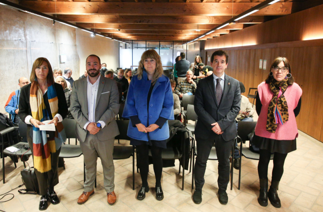 Fotografia de la directora de de la Oficina de Proyectos Europeos, Carmen Mier, el director general de Acción Exterior, Sergio Pérez, la consejera Ollo y el consejero de Desarrollo Económico y Empresarial, Mikel Irujo, y la técnica del área de Innovación y Proyectos de Financiación de Nasuvinsa, Beatriz San Martín, en un momento del encuentro.