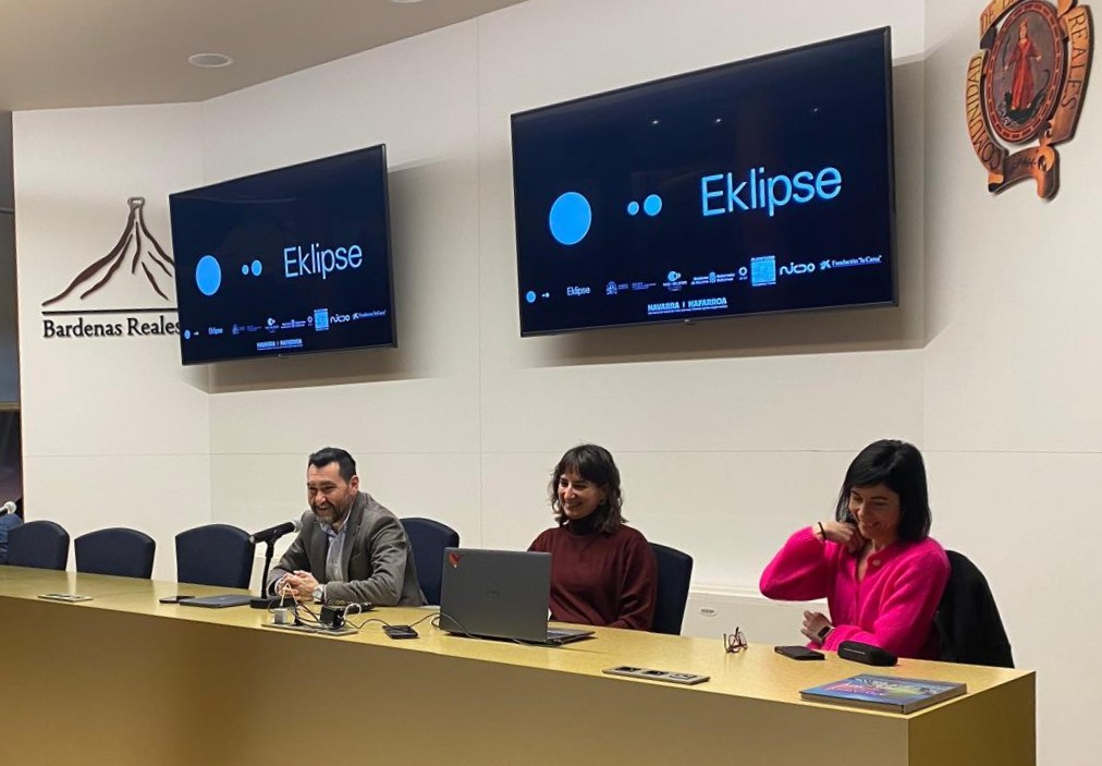 Imagen de 3 personas en una sala de conferencias
