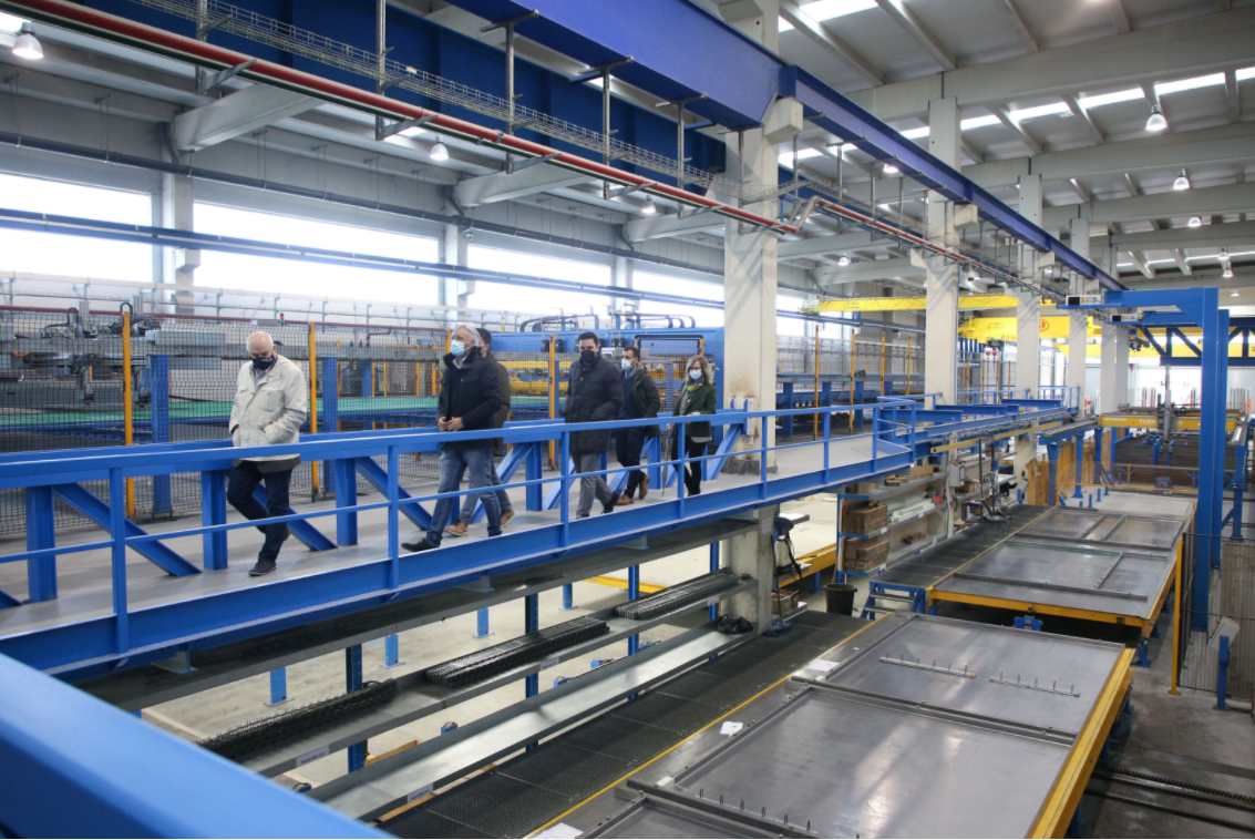 Fotografia durante la visita a la planta de instalaciones robotizadas