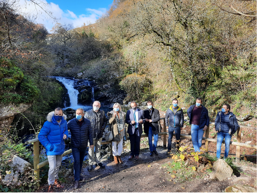Fotografia de las y los promotores del proyecto en la cascada de Ixkier