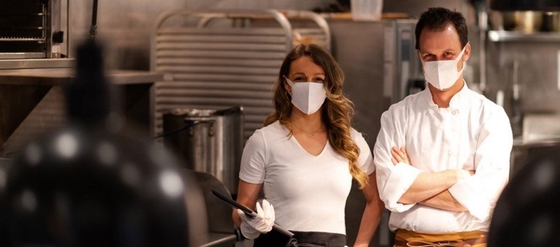 Fotografía de dos cocineros en una cocina