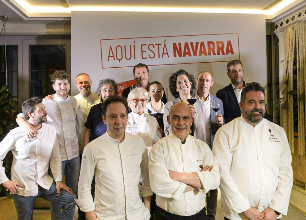 Fotografia de la consejera Gómez y el resto de personas participantes. 