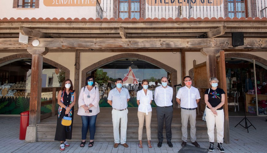 Fotografía de las autoridades asistentes a la inauguración de Sendaviva junto con la presidenta Chivite