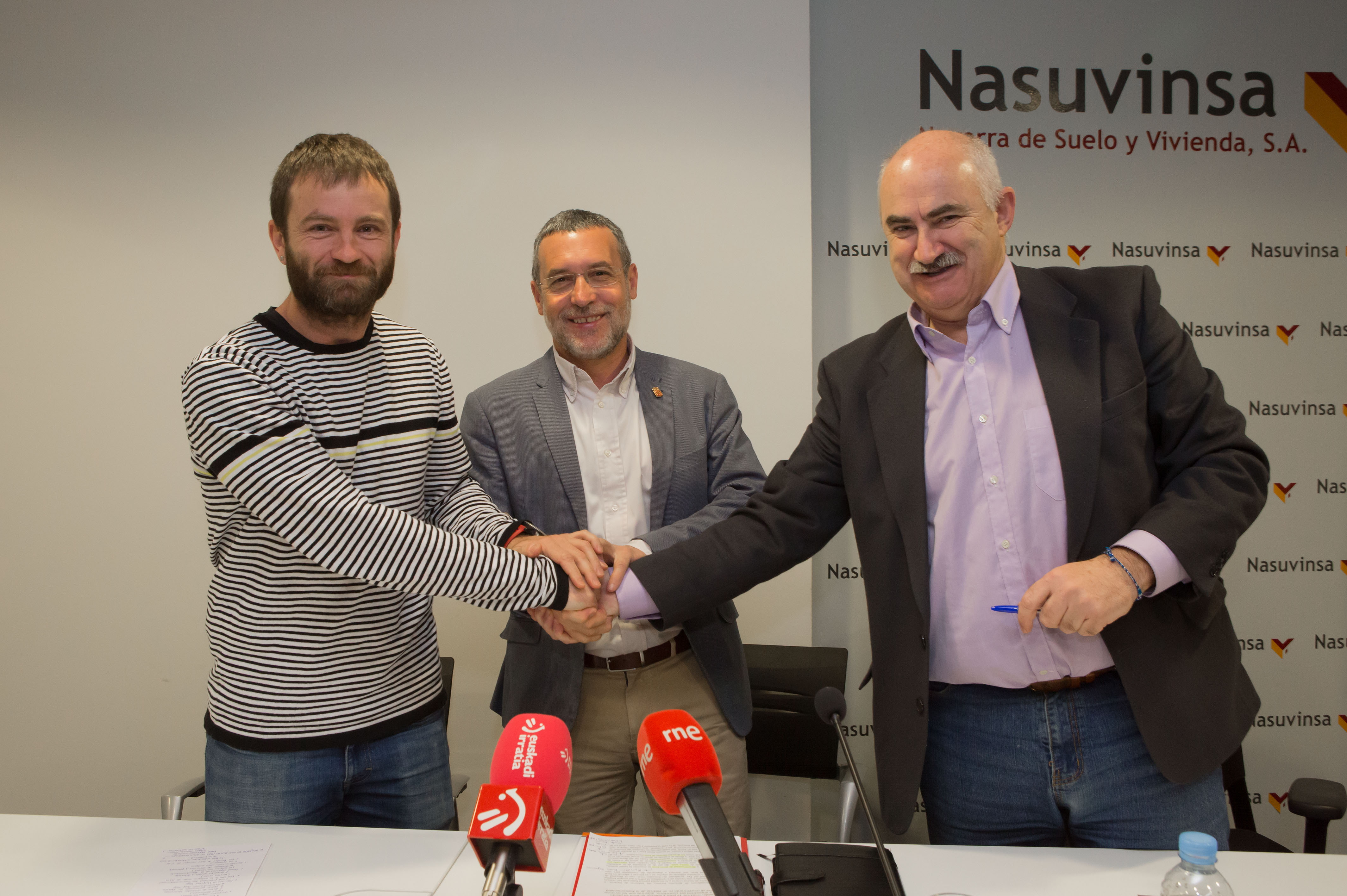 Fotografía de Koldo Leoz, alcalde de Estella; Miguel Laparra, vicepresidente de Derechos Sociales; y José Mª Aierdi, director gerente de Nasuvinsa en la presentación del convenio firmado
