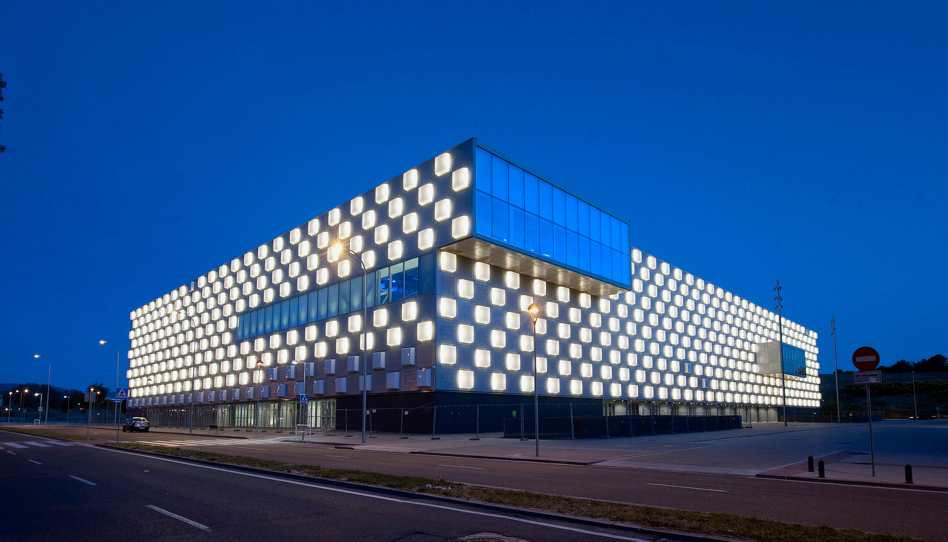 Fotografía de la vista exterior nocturna del pabellón multiusos Navarra Arena