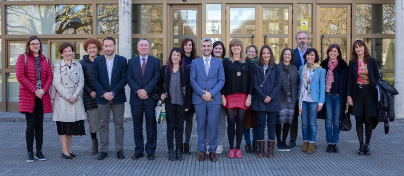Representantes institucionales en la puerta de la institución académica