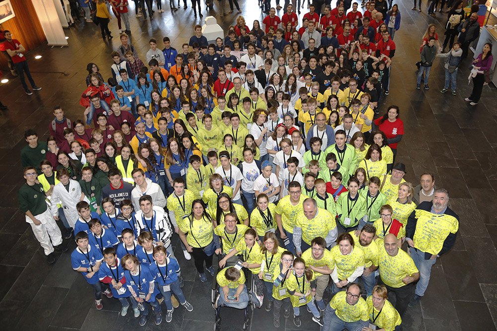 Fotografía de familia de los equipos participantes en la fase autonómica de la First Lego League, en el marco del proyecto Planeta STEM
