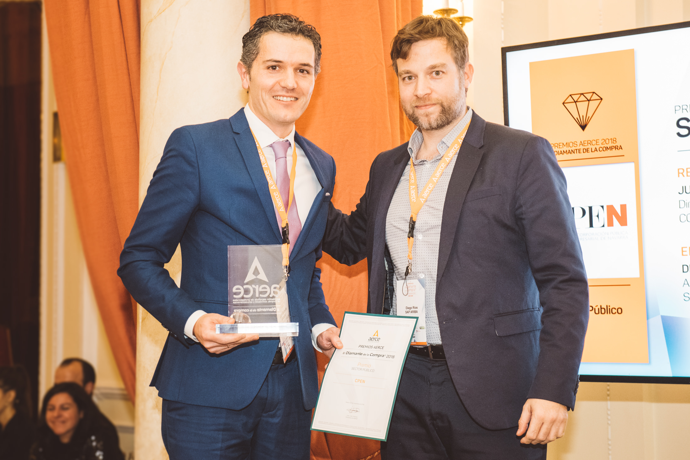 Juan Barberán, director de compras de CPEN, recogiendo el primer premio en la categoría Sector Público