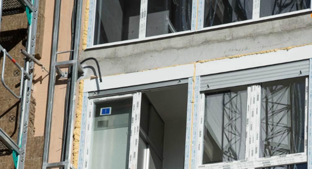 Imagen de una fachada en rehabilitación