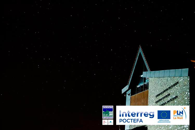 Edificio con cielo estrellado