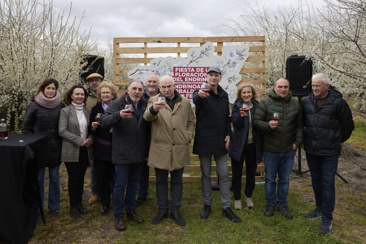 Un grupo de personas posando con copas de pacharán 