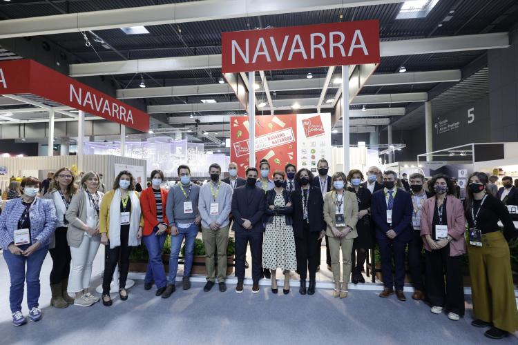 Fotografia de la Presidenta, María Chivite, y la consejera Itziar Gómez, junto a representantes de empresas navarras que participan en Alimentaria.